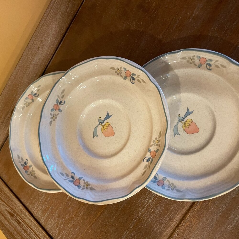 International China Stoneware. Japan.  Vintage, set of 3 plates
